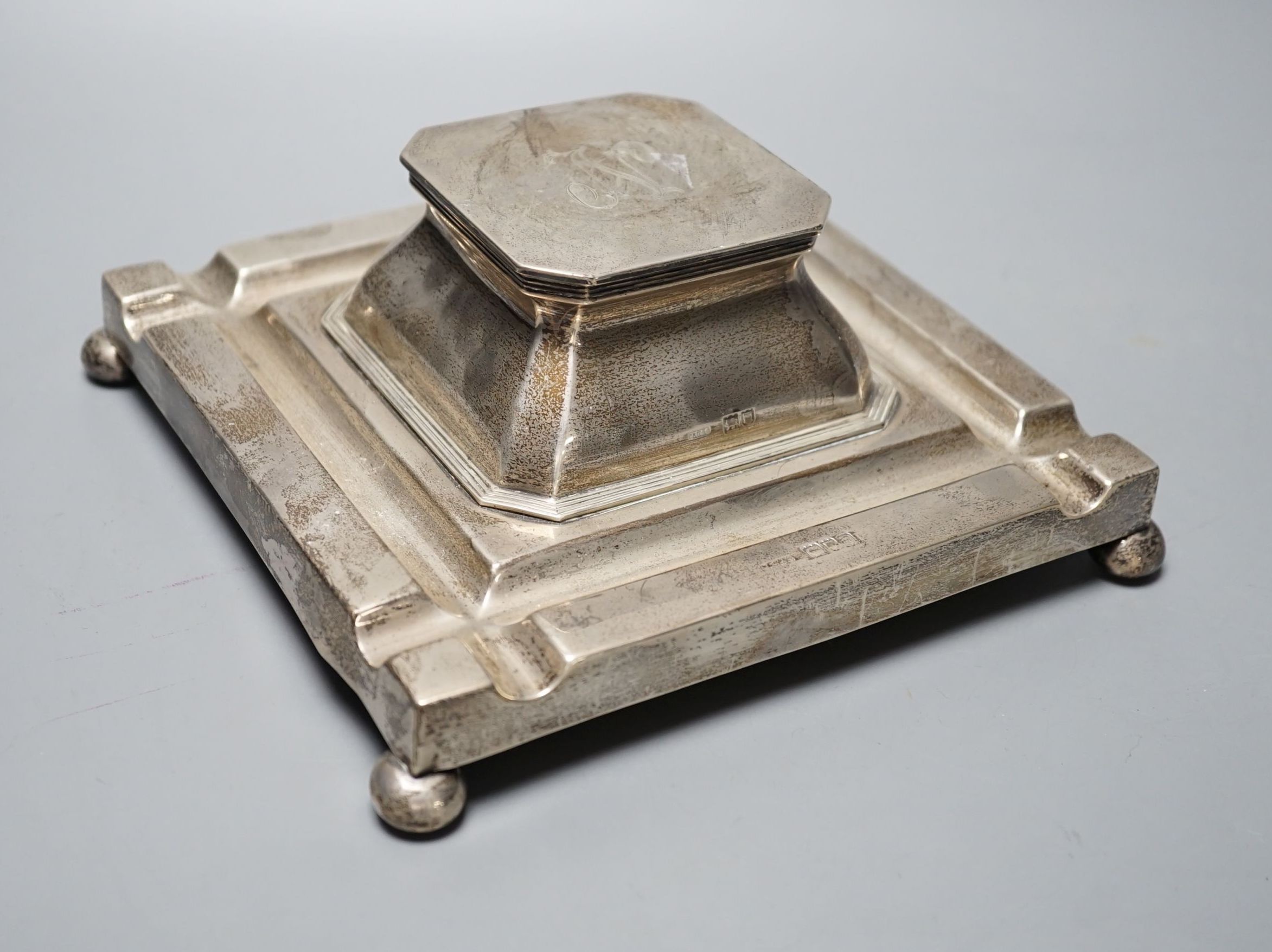An Edwardian silver mounted wooden inkwell, with four pen recesses, on ball feet, John Grinsell & Sons, London, 1904, 17.5cm, gross